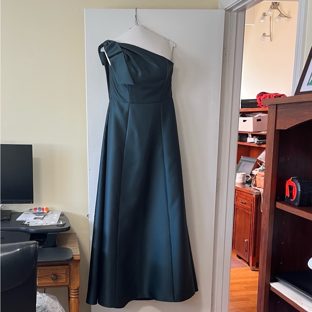Chic One-Shoulder Evergreen Dress